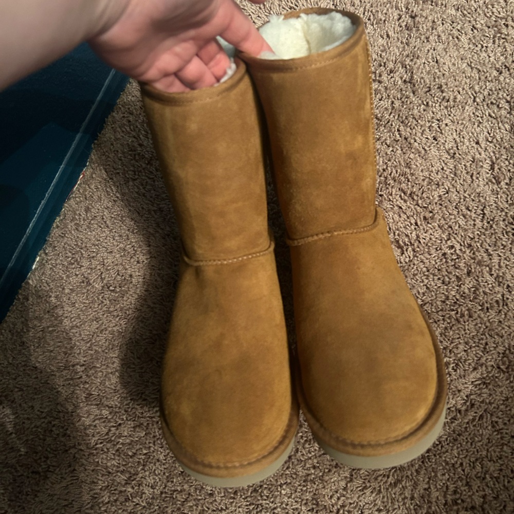 Ugg kookaburra size 10 women’s tan boots. NWT